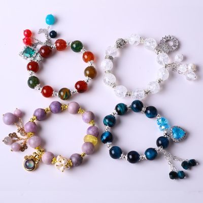 Handgefertigtes rundes Perlen-Kristall-Edelstein-Elastisches Armband mit Deluxe-Charms