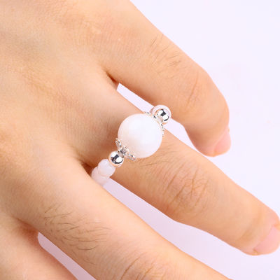 4mm Handgemachter Edelstein Perlenring Verstellbarer elastischer weißer Achat Steinring Für Party tägliches Tragen