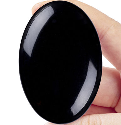 Natürlicher polierter schwarzer Obsidian Palmstein schwarzer Obsidian Taschen Sorgen Edelstein zur Stressreduktion Heimdekoration